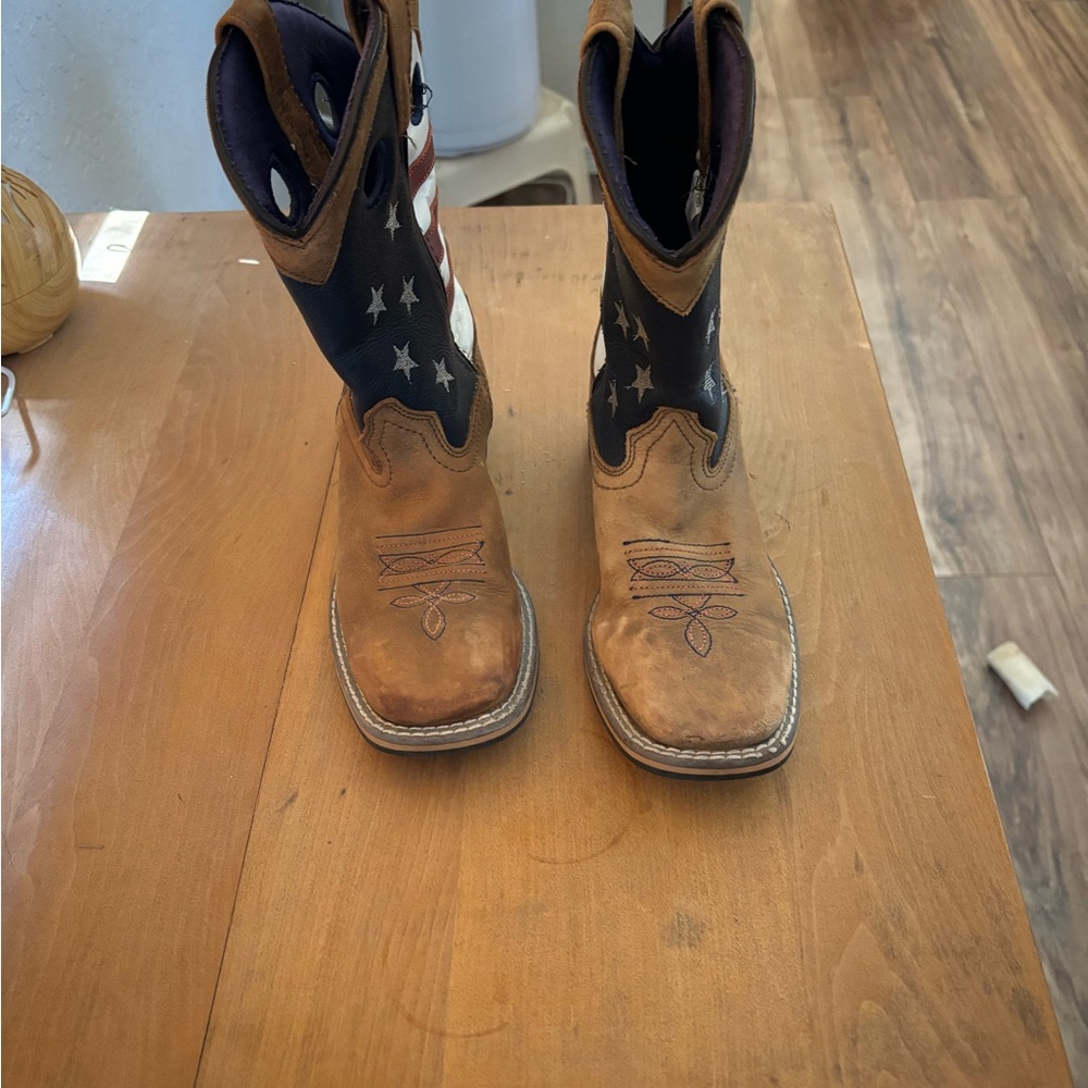 Cody james boots kids size 3 but will also fit a women’s size 5 US